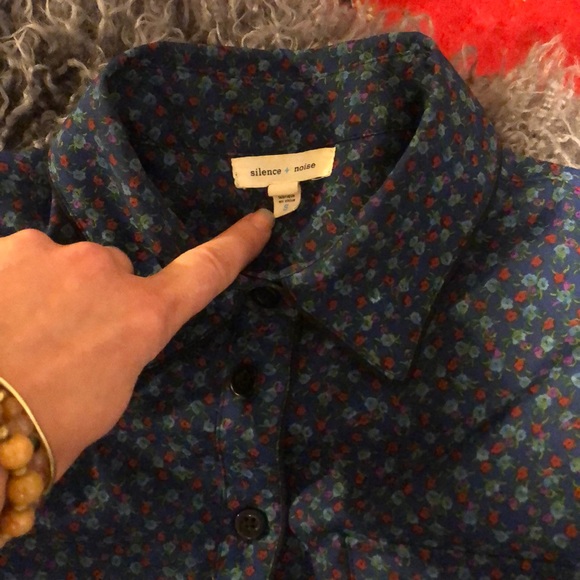 Small Dark Blue Blouse With Flower Designs - Picture 4 of 6